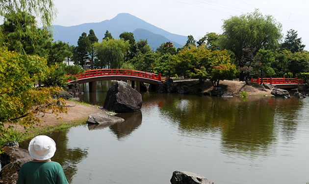 寝殿造り庭園の先に、越前富士とよばれる日野山が望める。式部には日野山の初雪を詠んだ、
「ここにかく日野の杉むら埋む雪小塩の松に今日やまがへる」という歌がある。