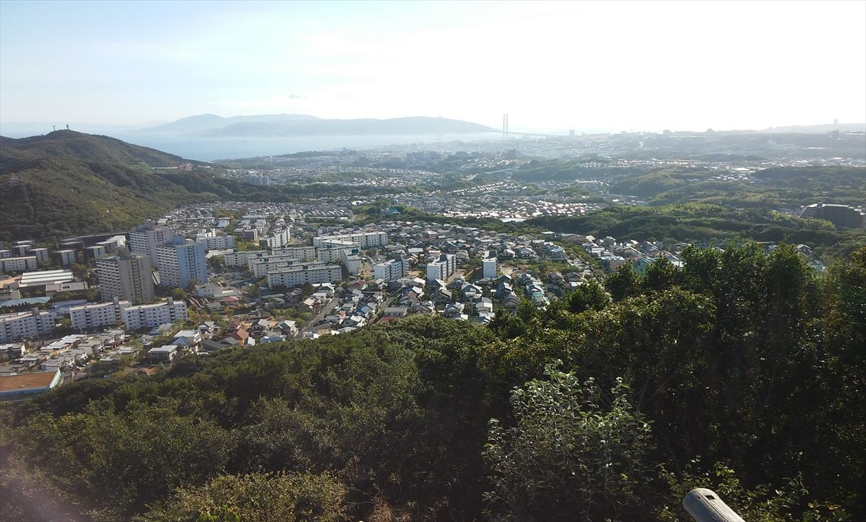 栂尾山手前から明石海峡大橋と淡路島(イメージ)