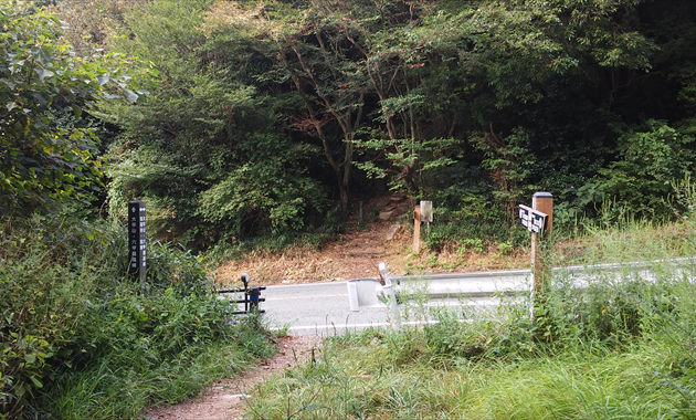 何度も車道を横切ります。写真は大谷乗越(イメージ)