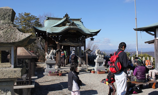 高御座山の山頂にある高御座神社(イメージ)