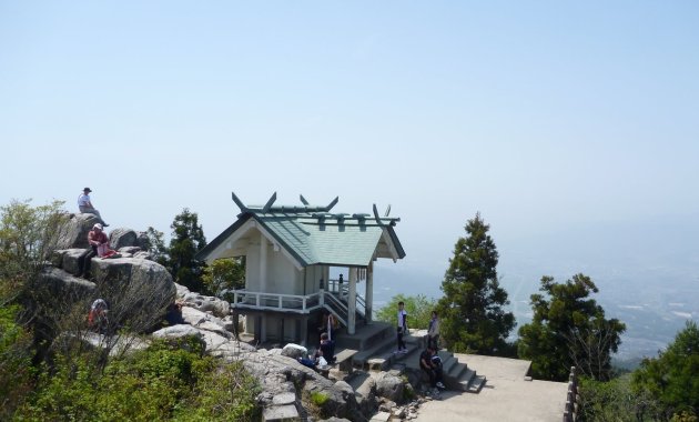 宝満山山頂にある上宮(イメージ)