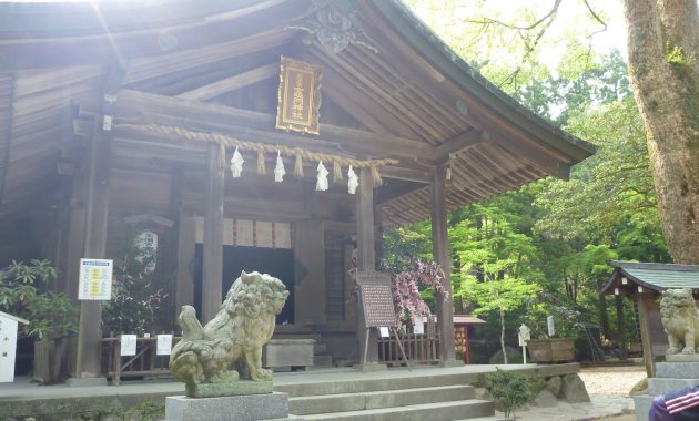 登山口にある縁結びで有名な竈門神社(イメージ)