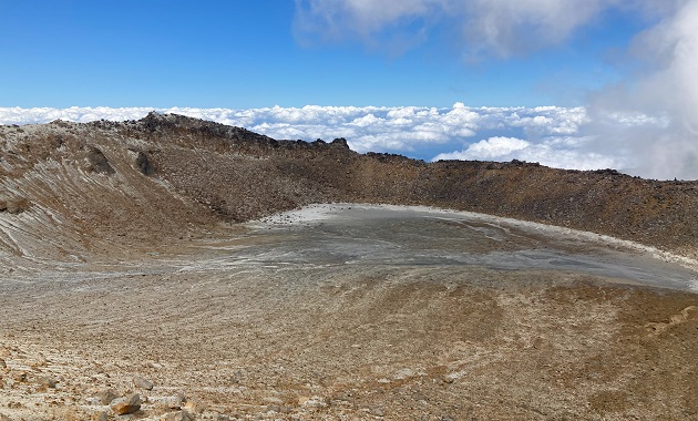 御嶽山山頂から見える一ノ池（イメージ）