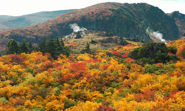 湯気山(前)と剣岳(奥)(イメージ)