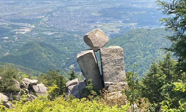 御在所岳の奇石で有名な「地蔵岩」（イメージ）