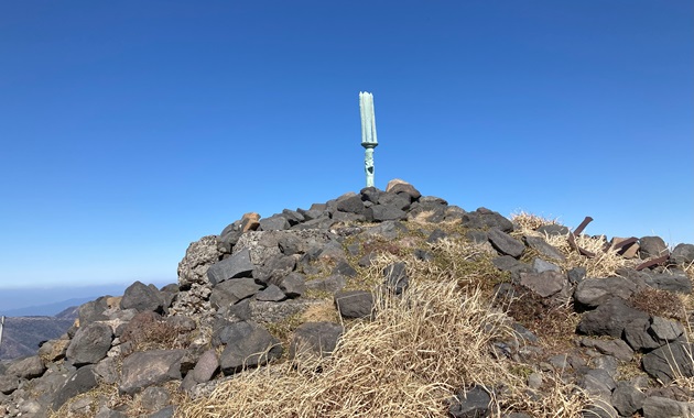 山頂にある天逆鉾（イメージ）