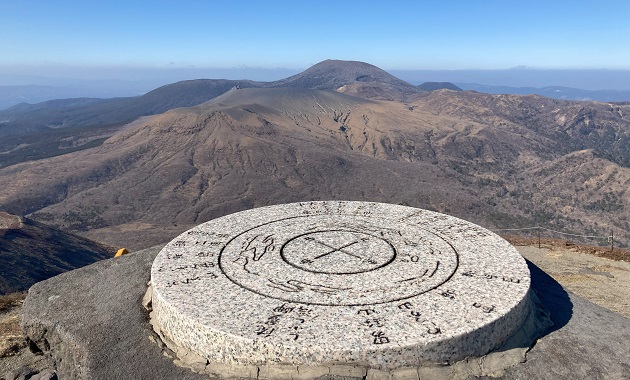 高千穂峰の山頂からの展望・奥に韓国岳（イメージ）