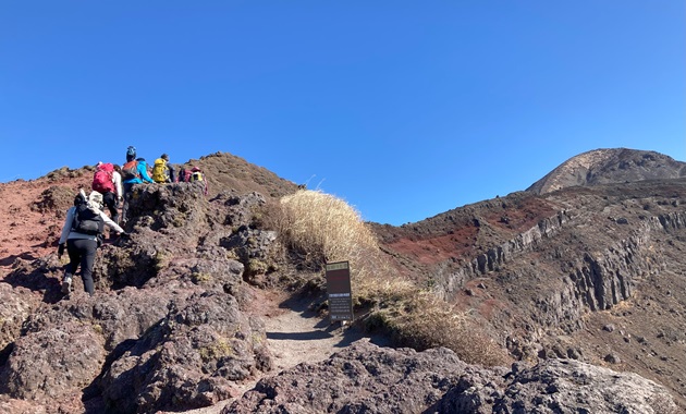 火山を思わせる登山道（イメージ）